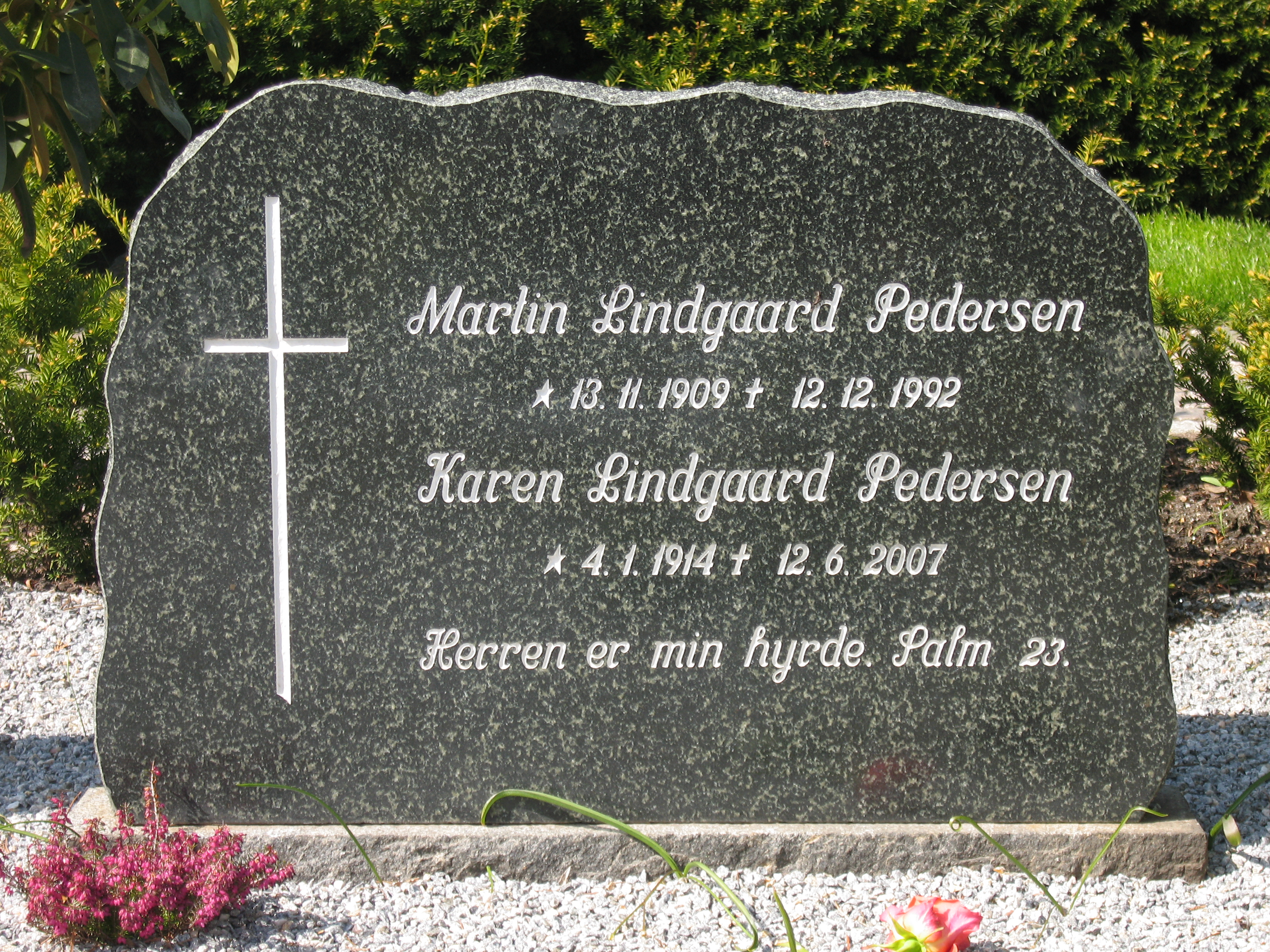 Gravstenen for Martin og Karen Lindgaard Pedersen